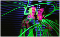 Boek Fluor Steltenlopers voor magisch en fluorescerend entertainment. Perfect voor festivals, night events en blacklight feesten. Kleurrijk, mysterieus en opvallend!”