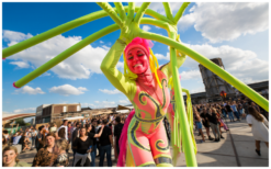 Boek Fluor Steltenlopers voor magisch en fluorescerend entertainment. Perfect voor festivals, night events en blacklight feesten. Kleurrijk, mysterieus en opvallend!”