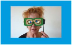 Kijk eens! Foto Act: Humor en unieke herinneringen 📸👀 Maak je evenement speels en verrassend met de Kijk eens! Foto Act! Een actrice in een kleurrijk kostuum beweegt zich tussen de gasten en laat hen poseren met grappige 3D-brillen met ogen op stokjes. Dit zorgt voor hilarische foto's en een lachend publiek! De foto’s worden direct afgedrukt in een gepersonaliseerd fotoframe met jouw boodschap of logo. Zo krijgen gasten een blijvende herinnering én krijgt jouw merk extra zichtbaarheid. Boek nu en voeg humor en interactie toe aan jouw evenement!