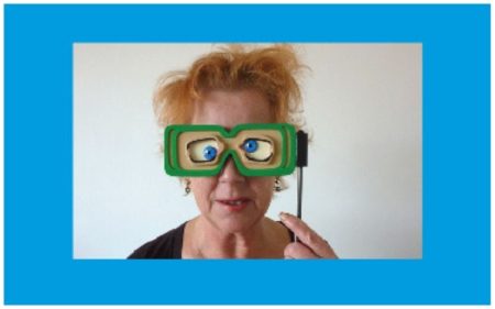 Kijk eens! Foto Act: Humor en unieke herinneringen 📸👀 Maak je evenement speels en verrassend met de Kijk eens! Foto Act! Een actrice in een kleurrijk kostuum beweegt zich tussen de gasten en laat hen poseren met grappige 3D-brillen met ogen op stokjes. Dit zorgt voor hilarische foto's en een lachend publiek! De foto’s worden direct afgedrukt in een gepersonaliseerd fotoframe met jouw boodschap of logo. Zo krijgen gasten een blijvende herinnering én krijgt jouw merk extra zichtbaarheid. Boek nu en voeg humor en interactie toe aan jouw evenement!