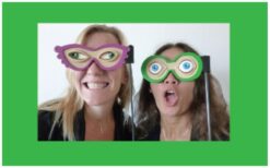 Kijk eens! Foto Act: Humor en unieke herinneringen 📸👀 Maak je evenement speels en verrassend met de Kijk eens! Foto Act! Een actrice in een kleurrijk kostuum beweegt zich tussen de gasten en laat hen poseren met grappige 3D-brillen met ogen op stokjes. Dit zorgt voor hilarische foto's en een lachend publiek! De foto’s worden direct afgedrukt in een gepersonaliseerd fotoframe met jouw boodschap of logo. Zo krijgen gasten een blijvende herinnering én krijgt jouw merk extra zichtbaarheid. Boek nu en voeg humor en interactie toe aan jouw evenement!