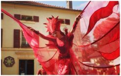 Combinatie Act: Bloemen Meisjes & Red Queens – Twee betoverende acts in één! 🌸👑 Deze unieke combinatie brengt twee bijzondere acts naar jouw evenement. De Bloemen Meisjes zorgen voor een vrolijke en kleurrijke ontvangst, waarbij ze dansend sfeer en energie brengen. Daarna nemen de Red Queens het over met een mysterieuze en elegante stelten- en dansperformance. Perfect voor festivals, beurzen en ontvangstevenementen, waarbij speelsheid en elegantie samenkomen. Met afwisselende optredens binnen 4 uur bieden deze acts een veelzijdige en dynamische beleving. Boek nu en laat je gasten genieten van een indrukwekkende combinatie van kleur en klasse!