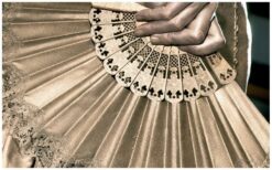 Spaans Flamenco Duo: Levend Standbeeld met Passie! 💃🎸 Dit bijzondere Levende Standbeeld brengt de Spaanse flamenco tot leven! De danseres en gitarist starten in een stilstaande pose op sokkels. Zodra de gitaar klinkt, begint een prachtig samenspel van muziek en dans, waarna ze weer verstillen op het slotakkoord. Een interactieve beleving waarbij het publiek wordt meegenomen in de magie van ritme en beweging. Perfect als ontvangstact, beursoptreden of thematisch entertainment. Boek het Spaans Flamenco Duo en breng passie en elegantie naar uw evenement!