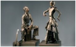 Spaans Flamenco Duo: Levend Standbeeld met Passie! 💃🎸 Dit bijzondere Levende Standbeeld brengt de Spaanse flamenco tot leven! De danseres en gitarist starten in een stilstaande pose op sokkels. Zodra de gitaar klinkt, begint een prachtig samenspel van muziek en dans, waarna ze weer verstillen op het slotakkoord. Een interactieve beleving waarbij het publiek wordt meegenomen in de magie van ritme en beweging. Perfect als ontvangstact, beursoptreden of thematisch entertainment. Boek het Spaans Flamenco Duo en breng passie en elegantie naar uw evenement!