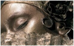 Spaans Flamenco Duo: Levend Standbeeld met Passie! 💃🎸 Dit bijzondere Levende Standbeeld brengt de Spaanse flamenco tot leven! De danseres en gitarist starten in een stilstaande pose op sokkels. Zodra de gitaar klinkt, begint een prachtig samenspel van muziek en dans, waarna ze weer verstillen op het slotakkoord. Een interactieve beleving waarbij het publiek wordt meegenomen in de magie van ritme en beweging. Perfect als ontvangstact, beursoptreden of thematisch entertainment. Boek het Spaans Flamenco Duo en breng passie en elegantie naar uw evenement!