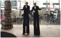 Stijlvolle Obers Steltenlopers: Elegantie op hoogte! 🍽️✨ Deze unieke obers op stelten brengen een indrukwekkend spektakel met zwevende dienbladen of een gepersonaliseerde banier. Kies voor een klassieke of moderne uitvoering en laat uw logo of tekst op de ballon plaatsen. Perfect als eyecatcher voor beurzen, productpresentaties of stijlvolle evenementen. Naast hun opvallende verschijning kunnen de obers ook kleine amuses serveren, wat een luxe touch toevoegt. Hun veelzijdigheid maakt ze geschikt voor winkelcentra, netwerkbijeenkomsten en meer. Boek nu en geef uw event een stijlvolle en interactieve beleving!