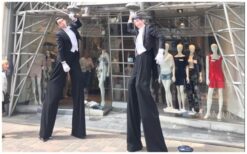 Stijlvolle Obers Steltenlopers: Elegantie op hoogte! 🍽️✨ Deze unieke obers op stelten brengen een indrukwekkend spektakel met zwevende dienbladen of een gepersonaliseerde banier. Kies voor een klassieke of moderne uitvoering en laat uw logo of tekst op de ballon plaatsen. Perfect als eyecatcher voor beurzen, productpresentaties of stijlvolle evenementen. Naast hun opvallende verschijning kunnen de obers ook kleine amuses serveren, wat een luxe touch toevoegt. Hun veelzijdigheid maakt ze geschikt voor winkelcentra, netwerkbijeenkomsten en meer. Boek nu en geef uw event een stijlvolle en interactieve beleving!