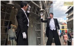 two men in suits and white glovesStijlvolle Obers Steltenlopers: Elegantie op hoogte! 🍽️✨ Deze unieke obers op stelten brengen een indrukwekkend spektakel met zwevende dienbladen of een gepersonaliseerde banier. Kies voor een klassieke of moderne uitvoering en laat uw logo of tekst op de ballon plaatsen. Perfect als eyecatcher voor beurzen, productpresentaties of stijlvolle evenementen. Naast hun opvallende verschijning kunnen de obers ook kleine amuses serveren, wat een luxe touch toevoegt. Hun veelzijdigheid maakt ze geschikt voor winkelcentra, netwerkbijeenkomsten en meer. Boek nu en geef uw event een stijlvolle en interactieve beleving!