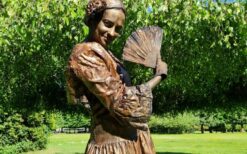 Tango Danseres Levend Standbeeld huren? Passionele Spaanse dansact voor ontvangst, festival, beurs of winkelcentrum. Interactief, stijlvol en een echte blikvanger vol tango magie.