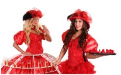 Breng stijl naar je event met de Champagne Diva Rood! 🥂✨ Deze elegante diva rijdt rond met een opvallende champagne-rok op wielen, gevuld met meer dan 100 glazen of hapjes. Haar stijlvolle uitstraling en LED-verlichting maken haar perfect voor elk thema. Een unieke en feestelijke manier om jouw gasten te verrassen! Of het nu een chique bruiloft, een bedrijfsfeest of een kerstviering is, de Champagne Diva past overal bij. Dankzij de sfeervolle verlichting is ze ook ‘s avonds een echte blikvanger. Boek nu en geef je evenement een sprankelende touch!