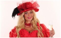 Breng stijl naar je event met de Champagne Diva Rood! 🥂✨ Deze elegante diva rijdt rond met een opvallende champagne-rok op wielen, gevuld met meer dan 100 glazen of hapjes. Haar stijlvolle uitstraling en LED-verlichting maken haar perfect voor elk thema. Een unieke en feestelijke manier om jouw gasten te verrassen! Of het nu een chique bruiloft, een bedrijfsfeest of een kerstviering is, de Champagne Diva past overal bij. Dankzij de sfeervolle verlichting is ze ook ‘s avonds een echte blikvanger. Boek nu en geef je evenement een sprankelende touch!