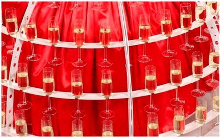 Breng stijl naar je event met de Champagne Diva Rood! 🥂✨ Deze elegante diva rijdt rond met een opvallende champagne-rok op wielen, gevuld met meer dan 100 glazen of hapjes. Haar stijlvolle uitstraling en LED-verlichting maken haar perfect voor elk thema. Een unieke en feestelijke manier om jouw gasten te verrassen! Of het nu een chique bruiloft, een bedrijfsfeest of een kerstviering is, de Champagne Diva past overal bij. Dankzij de sfeervolle verlichting is ze ook ‘s avonds een echte blikvanger. Boek nu en geef je evenement een sprankelende touch!