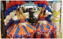 Ervaar de magie van Cirque Holland Steltenlopers! Uniek Hollands tintje met rood-wit-blauwe pracht, zowel met als zonder stelten. Ontdek veelzijdigheid voor diverse evenementen.