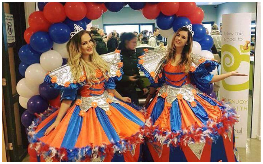 Ervaar de magie van Cirque Holland Steltenlopers! Uniek Hollands tintje met rood-wit-blauwe pracht, zowel met als zonder stelten. Ontdek veelzijdigheid voor diverse evenementen.