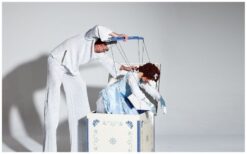 Een magische combinatie van dans en levende beelden! 🎭✨ Beleef een unieke combinatie van twee bijzondere acts! De Marionette brengt een sierlijke mix van ballet en pantomime, terwijl Mevrouw en Heer Wit als levende standbeelden een stijlvolle en intrigerende toevoeging vormen. Samen zorgen ze voor een betoverende sfeer op elk evenement. Deze acts wisselen elkaar af en zijn perfect voor festivals, beurzen en straattheater. Van een elegante dans tot een levend kunstwerk, ze trekken gegarandeerd de aandacht. Boek nu en laat je publiek verwonderen door deze unieke ervaring!