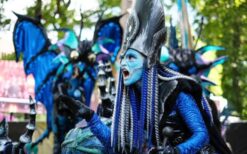 Draken steltenlopers met grote fantasie draken tijdens een parade act op een festival of evenement.