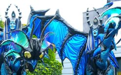 Draken steltenlopers met grote fantasie draken tijdens een parade act op een festival of evenement.