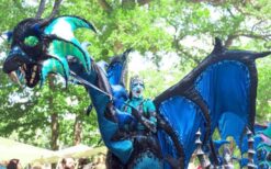 Draken steltenlopers met grote fantasie draken tijdens een parade act op een festival of evenement.