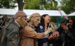Het Houten Duo is een humoristische duurzame straattheateract met houten maskerpersonages. Perfect voor festivals, beurzen en evenementen waar natuur, duurzaamheid en interactief entertainment centraal staan.