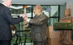 Het Houten Duo is een humoristische duurzame straattheateract met houten maskerpersonages. Perfect voor festivals, beurzen en evenementen waar natuur, duurzaamheid en interactief entertainment centraal staan.