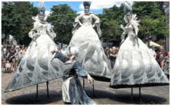 Beleef Theater op Stelten: Elegante Dames Steltenlopers met een Vleugje Humor en Klasse!