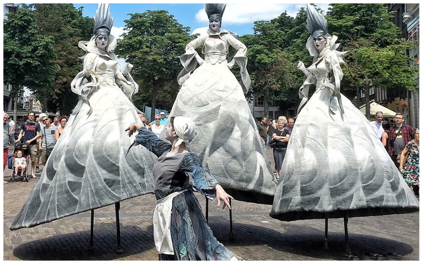Beleef Theater op Stelten: Elegante Dames Steltenlopers met een Vleugje Humor en Klasse!