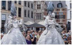 Beleef Theater op Stelten: Elegante Dames Steltenlopers met een Vleugje Humor en Klasse!