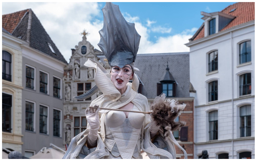 Beleef Theater op Stelten: Elegante Dames Steltenlopers met een Vleugje Humor en Klasse!