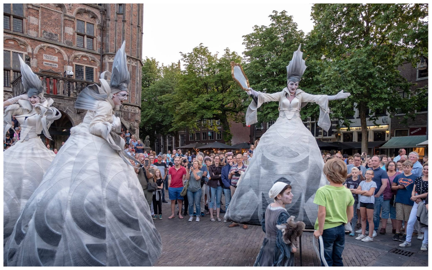 Beleef Theater op Stelten: Elegante Dames Steltenlopers met een Vleugje Humor en Klasse!