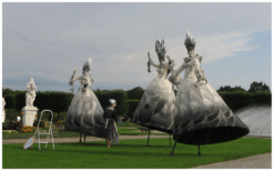 Beleef Theater op Stelten: Elegante Dames Steltenlopers met een Vleugje Humor en Klasse!