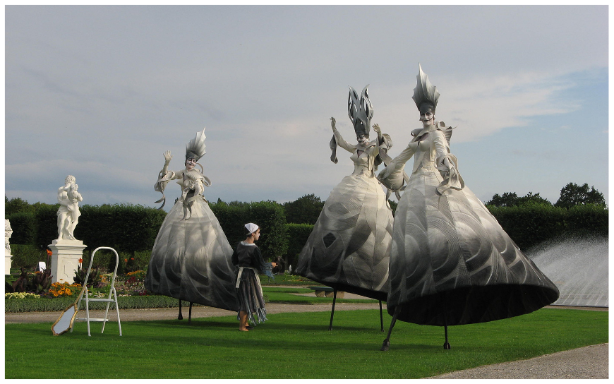 Beleef Theater op Stelten: Elegante Dames Steltenlopers met een Vleugje Humor en Klasse!