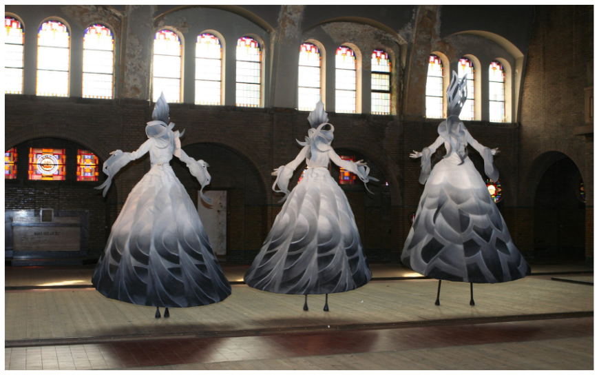 Beleef Theater op Stelten: Elegante Dames Steltenlopers met een Vleugje Humor en Klasse!