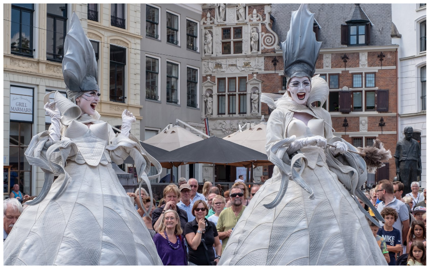 Beleef Theater op Stelten: Elegante Dames Steltenlopers met een Vleugje Humor en Klasse!