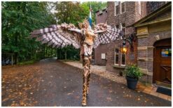 Gevleugelde Godinnen Steltenlopers: Mystiek en elegantie op hoogte! ✨ Breng de magie van de Griekse mythologie tot leven met de Gevleugelde Godinnen Steltenlopers! In indrukwekkende kostuums, met vleugels en stelten, bewegen ze zich sierlijk door het publiek. Hun majestueuze uitstraling en betoverende performance maken elk evenement bijzonder. Deze act wordt extra speciaal door prachtige zang en sfeervolle muziek. Of het nu een festival, beurs of Grieks themafeest is, de Godinnen passen zich moeiteloos aan. Boek nu en geef jouw evenement een mythische en onvergetelijke sfeer!