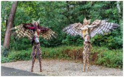 Gevleugelde Godinnen Steltenlopers: Mystiek en elegantie op hoogte! ✨ Breng de magie van de Griekse mythologie tot leven met de Gevleugelde Godinnen Steltenlopers! In indrukwekkende kostuums, met vleugels en stelten, bewegen ze zich sierlijk door het publiek. Hun majestueuze uitstraling en betoverende performance maken elk evenement bijzonder. Deze act wordt extra speciaal door prachtige zang en sfeervolle muziek. Of het nu een festival, beurs of Grieks themafeest is, de Godinnen passen zich moeiteloos aan. Boek nu en geef jouw evenement een mythische en onvergetelijke sfeer!
