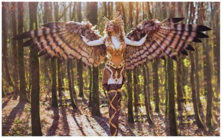 Gevleugelde Godinnen Steltenlopers: Mystiek en elegantie op hoogte! ✨ Breng de magie van de Griekse mythologie tot leven met de Gevleugelde Godinnen Steltenlopers! In indrukwekkende kostuums, met vleugels en stelten, bewegen ze zich sierlijk door het publiek. Hun majestueuze uitstraling en betoverende performance maken elk evenement bijzonder. Deze act wordt extra speciaal door prachtige zang en sfeervolle muziek. Of het nu een festival, beurs of Grieks themafeest is, de Godinnen passen zich moeiteloos aan. Boek nu en geef jouw evenement een mythische en onvergetelijke sfeer!