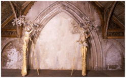 Laat jouw evenement schitteren met de Gouden Bomen Steltenlopers. Boek nu voor een betoverende gouden gloed op jouw speciale dag!