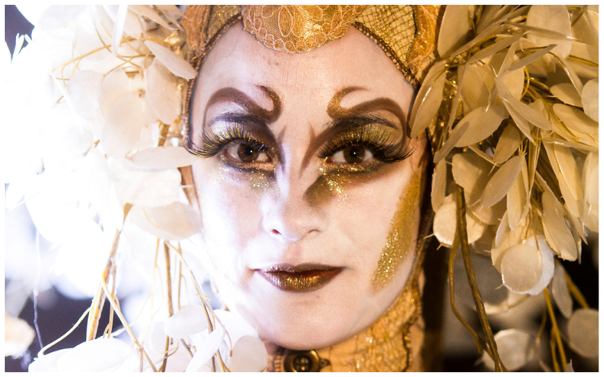 Laat jouw evenement schitteren met de Gouden Bomen Steltenlopers. Boek nu voor een betoverende gouden gloed op jouw speciale dag!