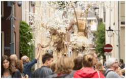 Laat jouw evenement schitteren met de Gouden Bomen Steltenlopers. Boek nu voor een betoverende gouden gloed op jouw speciale dag!
