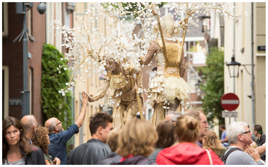 Laat jouw evenement schitteren met de Gouden Bomen Steltenlopers. Boek nu voor een betoverende gouden gloed op jouw speciale dag!