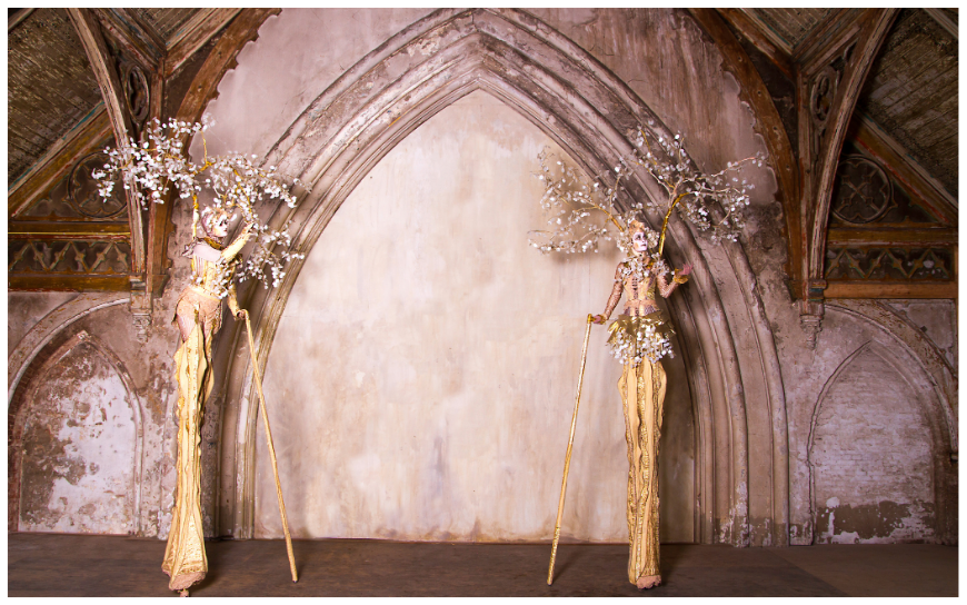 Laat jouw evenement schitteren met de Gouden Bomen Steltenlopers. Boek nu voor een betoverende gouden gloed op jouw speciale dag!