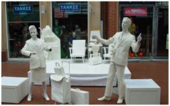 Een magische combinatie van dans en levende beelden! 🎭✨ Beleef een unieke combinatie van twee bijzondere acts! De Marionette brengt een sierlijke mix van ballet en pantomime, terwijl Mevrouw en Heer Wit als levende standbeelden een stijlvolle en intrigerende toevoeging vormen. Samen zorgen ze voor een betoverende sfeer op elk evenement. Deze acts wisselen elkaar af en zijn perfect voor festivals, beurzen en straattheater. Van een elegante dans tot een levend kunstwerk, ze trekken gegarandeerd de aandacht. Boek nu en laat je publiek verwonderen door deze unieke ervaring!