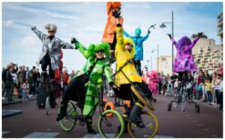 Boek de Kleurrijke Fiets Parade voor mobiel circus entertainment met acrobatiek, dans en unieke fietsen. Perfect voor festivals, winkelcentra en straattheater!