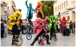 Boek de Kleurrijke Fiets Parade voor mobiel circus entertainment met acrobatiek, dans en unieke fietsen. Perfect voor festivals, winkelcentra en straattheater!