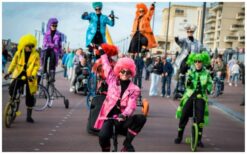 Boek de Kleurrijke Fiets Parade voor mobiel circus entertainment met acrobatiek, dans en unieke fietsen. Perfect voor festivals, winkelcentra en straattheater!