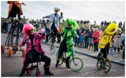 Boek de Kleurrijke Fiets Parade voor mobiel circus entertainment met acrobatiek, dans en unieke fietsen. Perfect voor festivals, winkelcentra en straattheater!