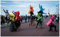 Boek de Kleurrijke Fiets Parade voor mobiel circus entertainment met acrobatiek, dans en unieke fietsen. Perfect voor festivals, winkelcentra en straattheater!