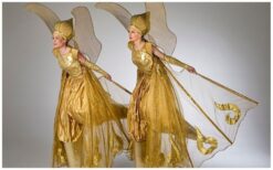 a couple of women in clothingSchoonheid in Goud Steltenlopers: Stralend en Betoverend ✨ Deze elegante steltenlopers brengen magie naar elk evenement. Of ze nu als ontvangstact schitteren of sierlijk tussen de gasten bewegen, hun gouden uitstraling trekt direct de aandacht. Ze zorgen voor een unieke en stijlvolle sfeer, zowel binnen als buiten. Perfect voor festivals, winkelcentra en themafeesten, voegen ze een vleugje luxe en glamour toe. Met hun sierlijke bewegingen en indrukwekkende kostuums creëren ze een visueel spektakel. Boek nu en laat je evenement stralen met de Schoonheid in Goud Steltenlopers!