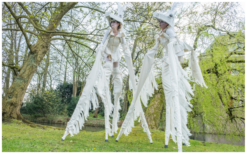 Ervaar betoverende elegantie met deze Witte Paarden Steltenlopers! Perfect voor elk feest, flexibel inzetbaar en uitbreidbaar met paardentemmers en muzikanten. Boek nu!