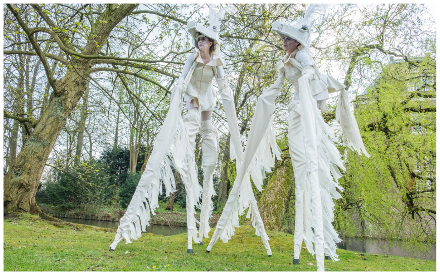Ervaar betoverende elegantie met deze Witte Paarden Steltenlopers! Perfect voor elk feest, flexibel inzetbaar en uitbreidbaar met paardentemmers en muzikanten. Boek nu!